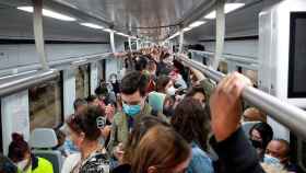 Un tren lleno de pasajeros durante la segunda jornada de huelga de Renfe / Victor Lerena (EFE)