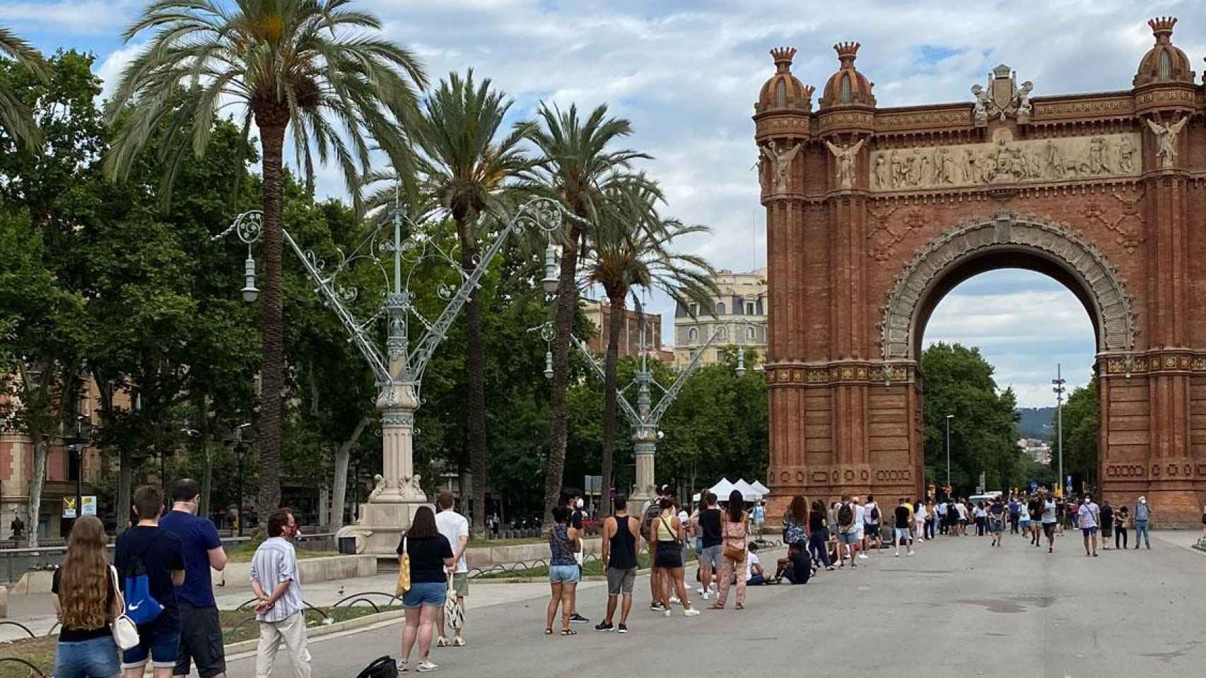 Colas para acceder a la unidad móvil de vacunación situada en Arco del Triunfo de Barcelona antes de la apertura del servicio / CG
