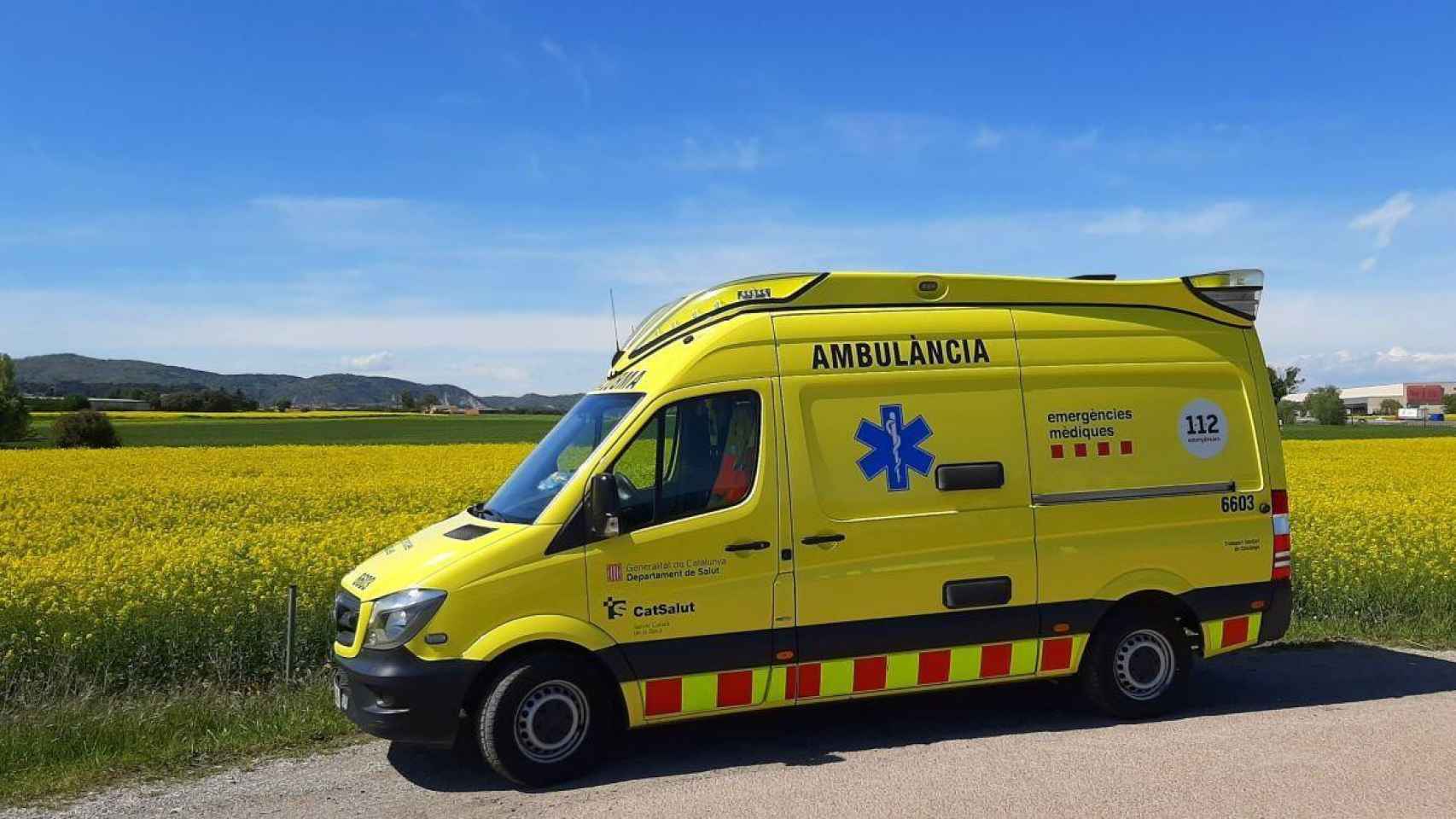Una ambulancia del SEM como la que ha intervenido en el accidente en Cornellà del Terri /SEM