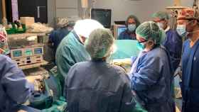 Una operación en quirófano híbrido en el Hospital Vall d'Hebron de Barcelona. Hospitales / EP