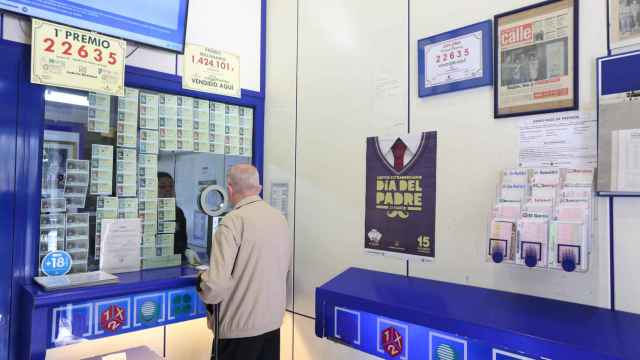 Un hombre compra un boleto en una administración de lotería / EP