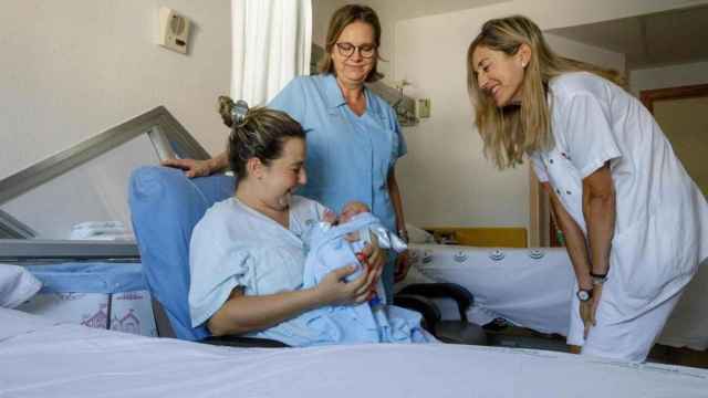 Mujer sostiene a su bebé recién nacido tras el parto / EP