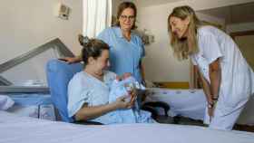 Mujer sostiene a su bebé recién nacido tras el parto / EP