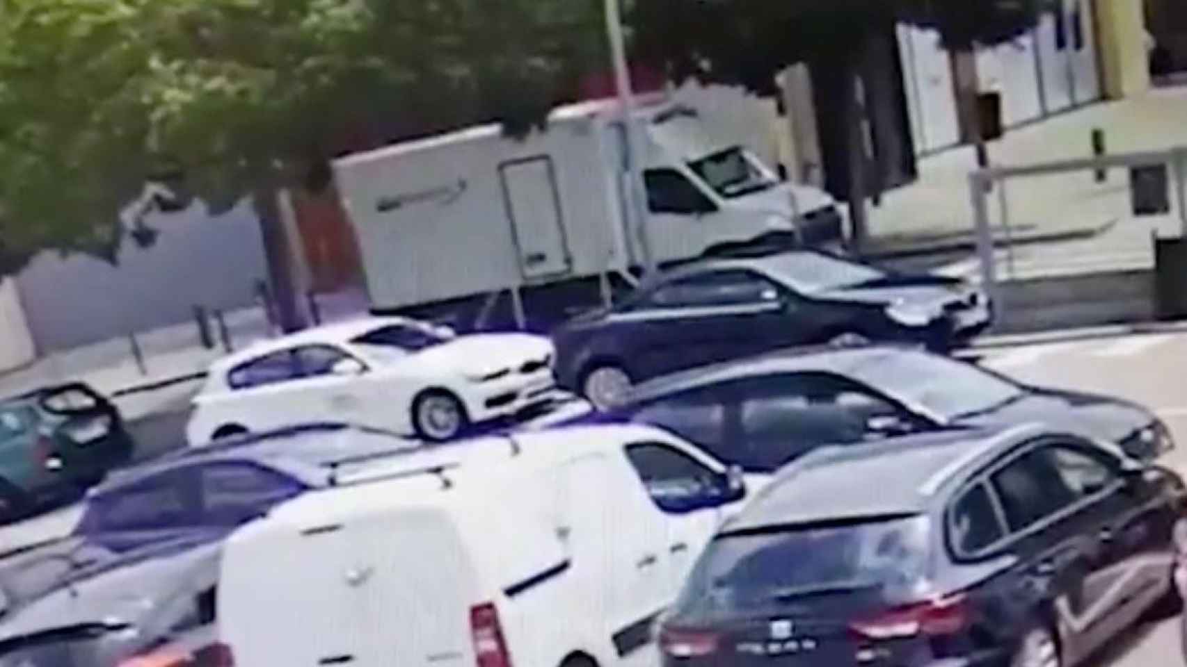 [VÍDEO] Se deja las llaves puestas y le roban el camión en Barcelona