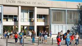 Alumnos saliendo del campus del Liceo Francés de Madrid en Conde de Orgaz, Hortaleza / LFM