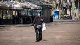 Una mujer pasea por Las Ramblas de Barcelona durante el confinamiento por coronavirus / EP