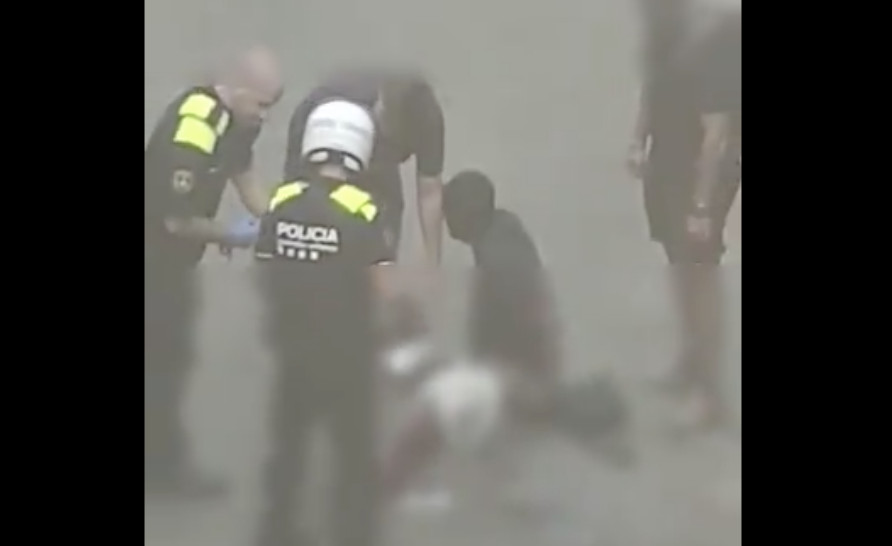 Agentes de Mossos d'Esquadra y Guardia Urbana atienden a la víctima del apuñalamiento en el Raval / TWITTER