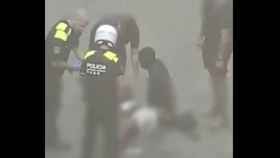 Agentes de Mossos d'Esquadra y Guardia Urbana atienden a la víctima del apuñalamiento en el Raval / TWITTER