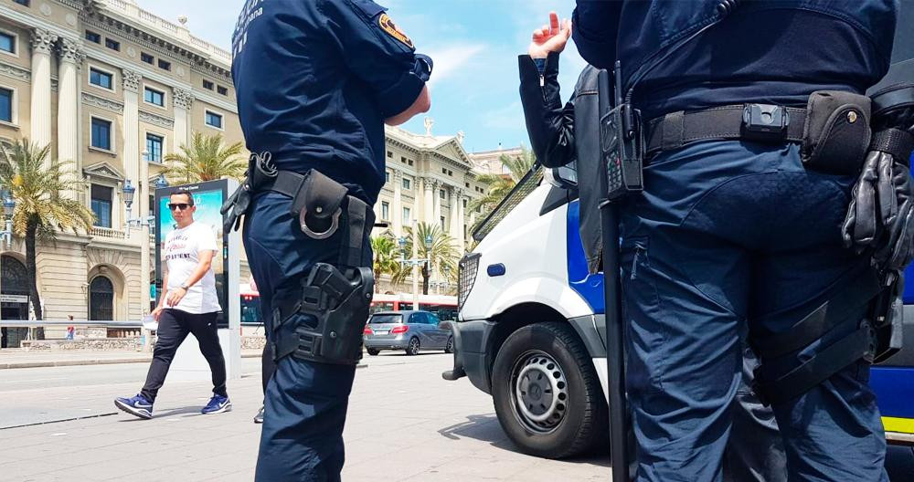 Agentes de la Guardia Urbana de Barcelona en una patrulla estática en el paseo de Colon / CG