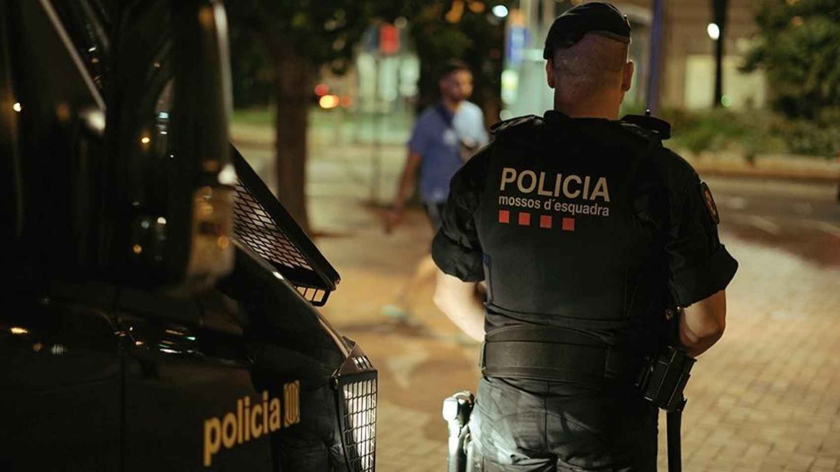 Agente de los Mossos d'Esquadra realizando tareas de vigilancia en Barcelona / MOSSOS