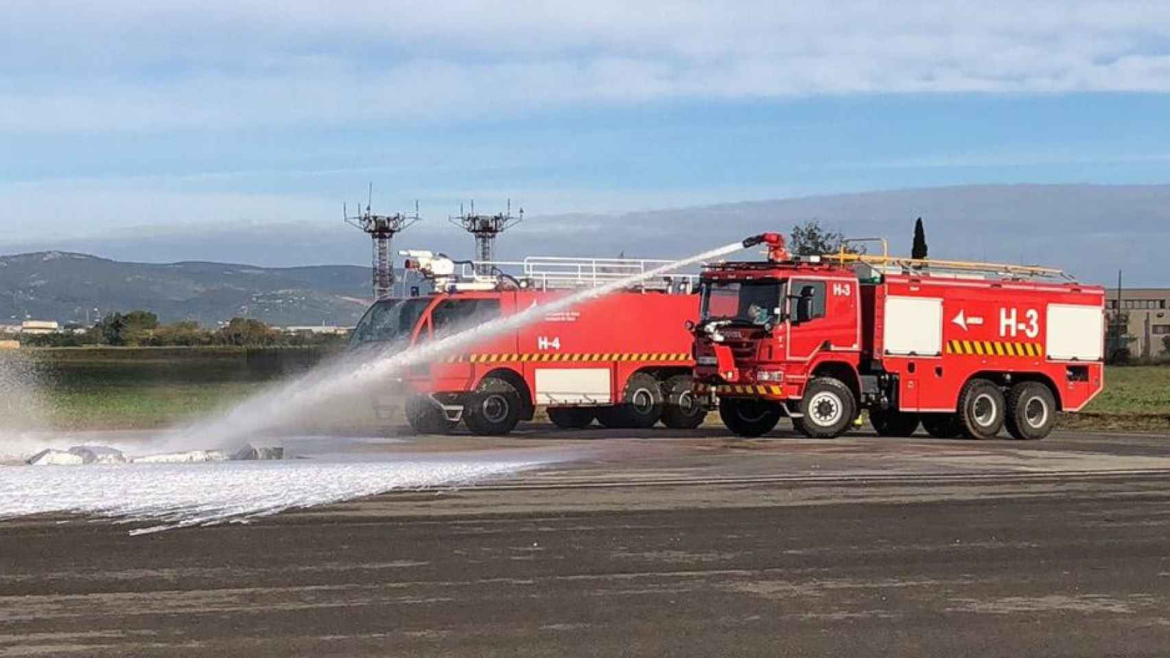 Los bomberos trabajando durante el simulacro realizado en el aeropuerto de Reus / AENA