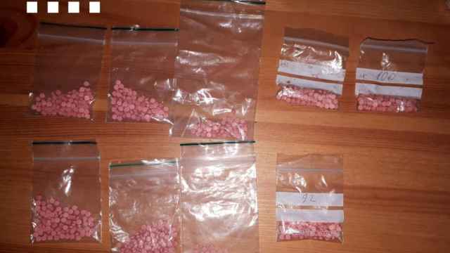 Pastillas de LSD y éxtasis intervenidas por los Mossos d'Esquadra en el desmantelamiento de un nuevo almacén de droga en Ciutat Vella / TWITTER: @mossos