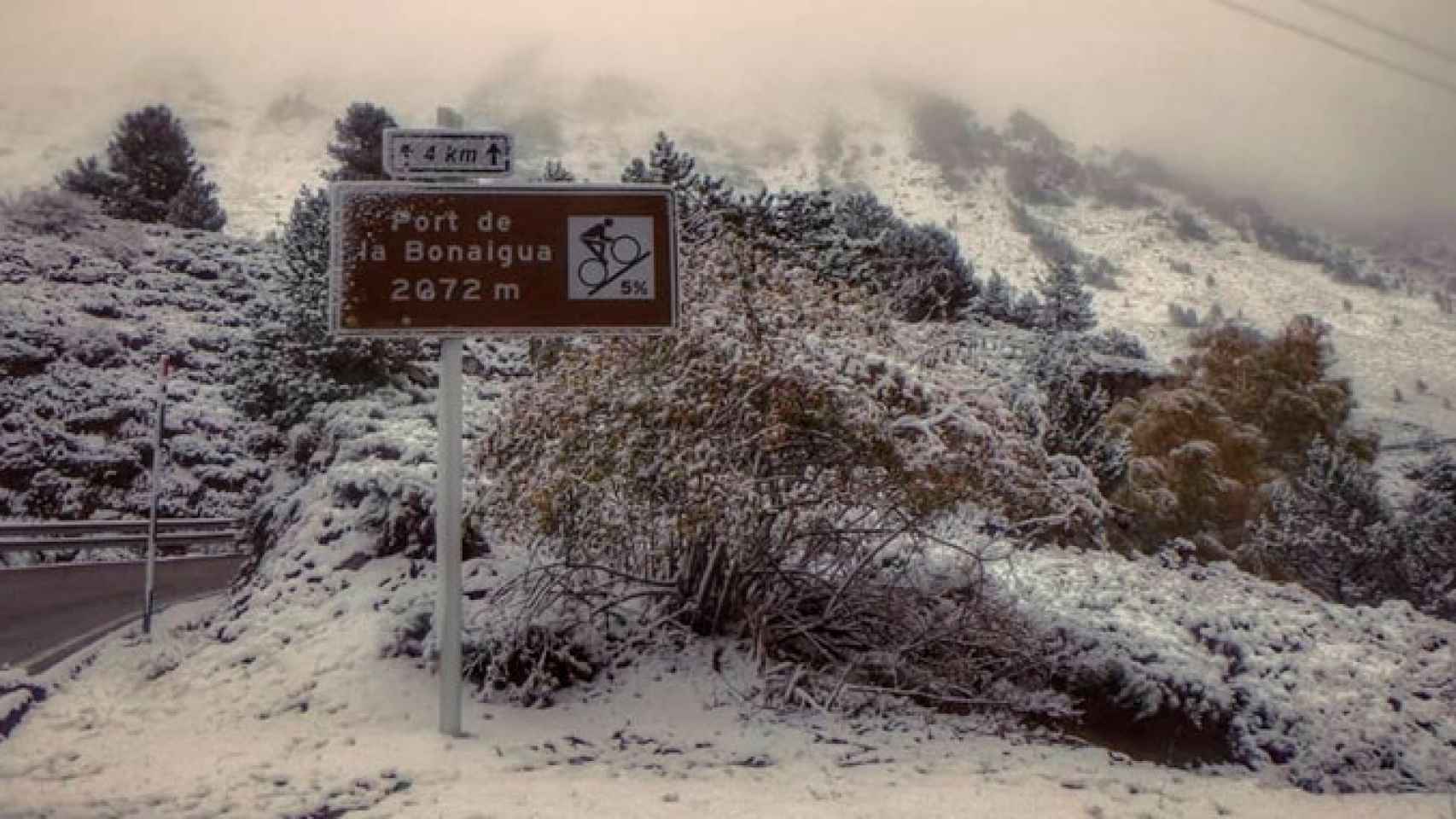 Carretera hacia el Port de la Bonaigua, en los Pirineos, cubierta de nieve / TWITTER