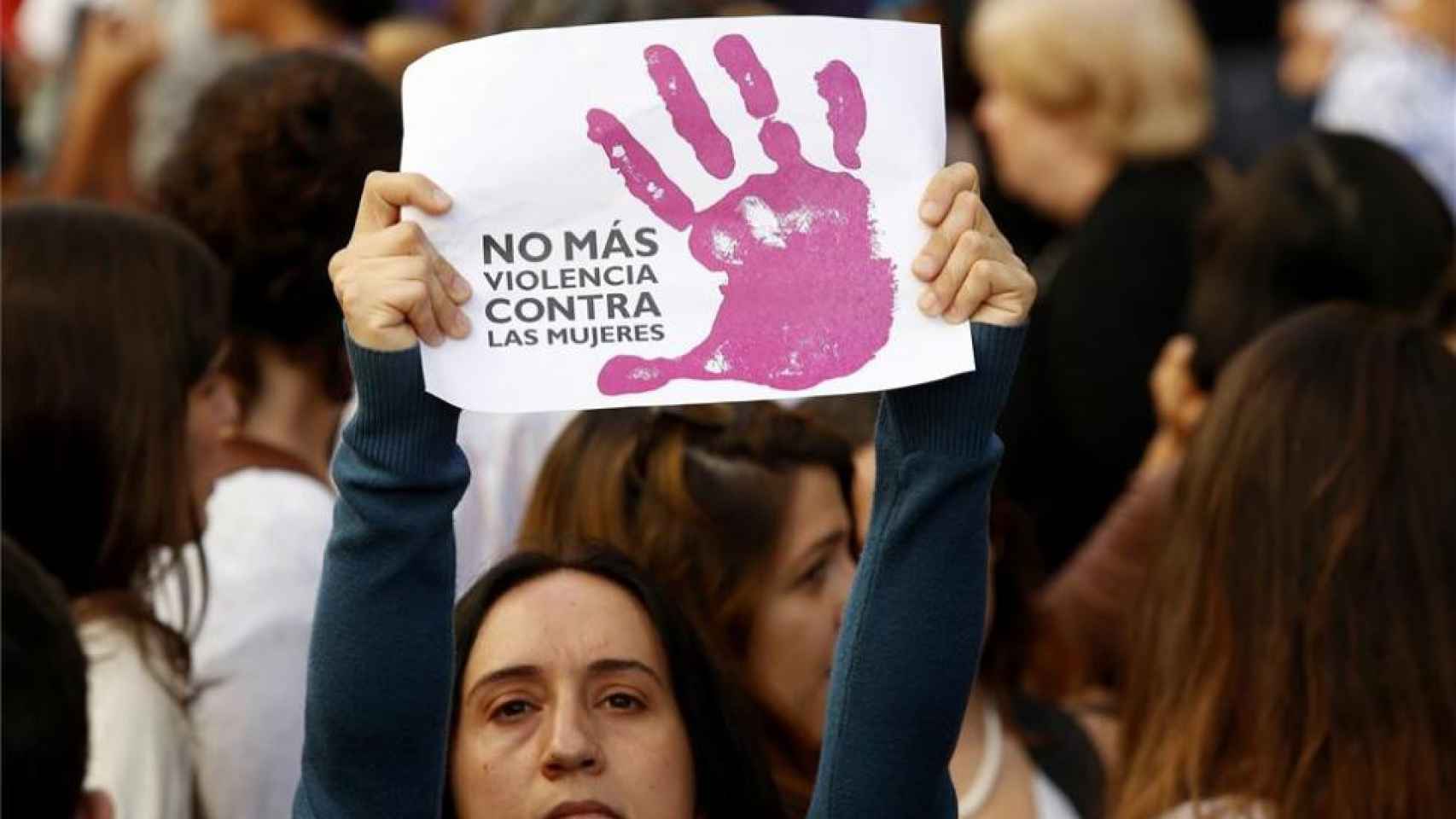 Una mujer sostiene un cartel contra la violencia machista en una manifestación / EFE