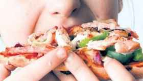 Una foto ilustrativa de la ingesta de alimentos con grasa
