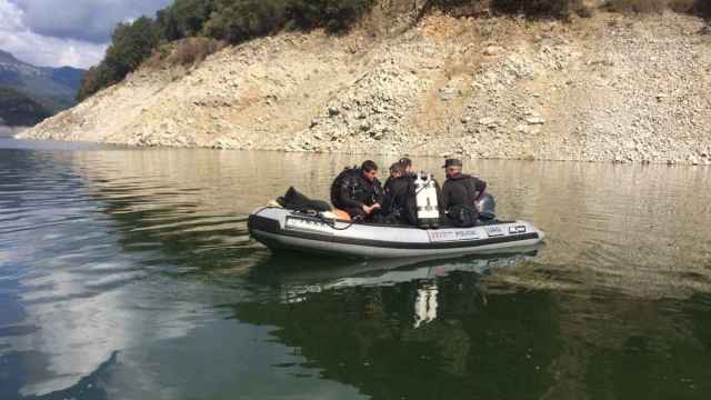 Una patrulla de los Mossos mientras rastreaba las aguas del Susqueda / EUROPA PRESS