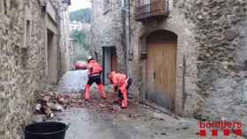 Bomberos trabajan para reparar daños materiales provocados por un posible tornado en Girona / TWITTER