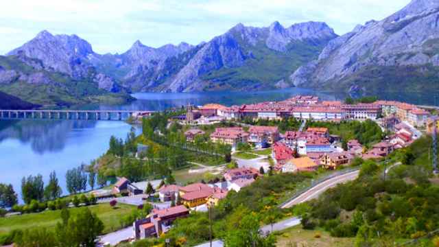 Vista aérea de Riaño, uno de los municipios desde los que se puede acceder al pantano y descubrir los tesoros que la sequía deja al descubierto / CG