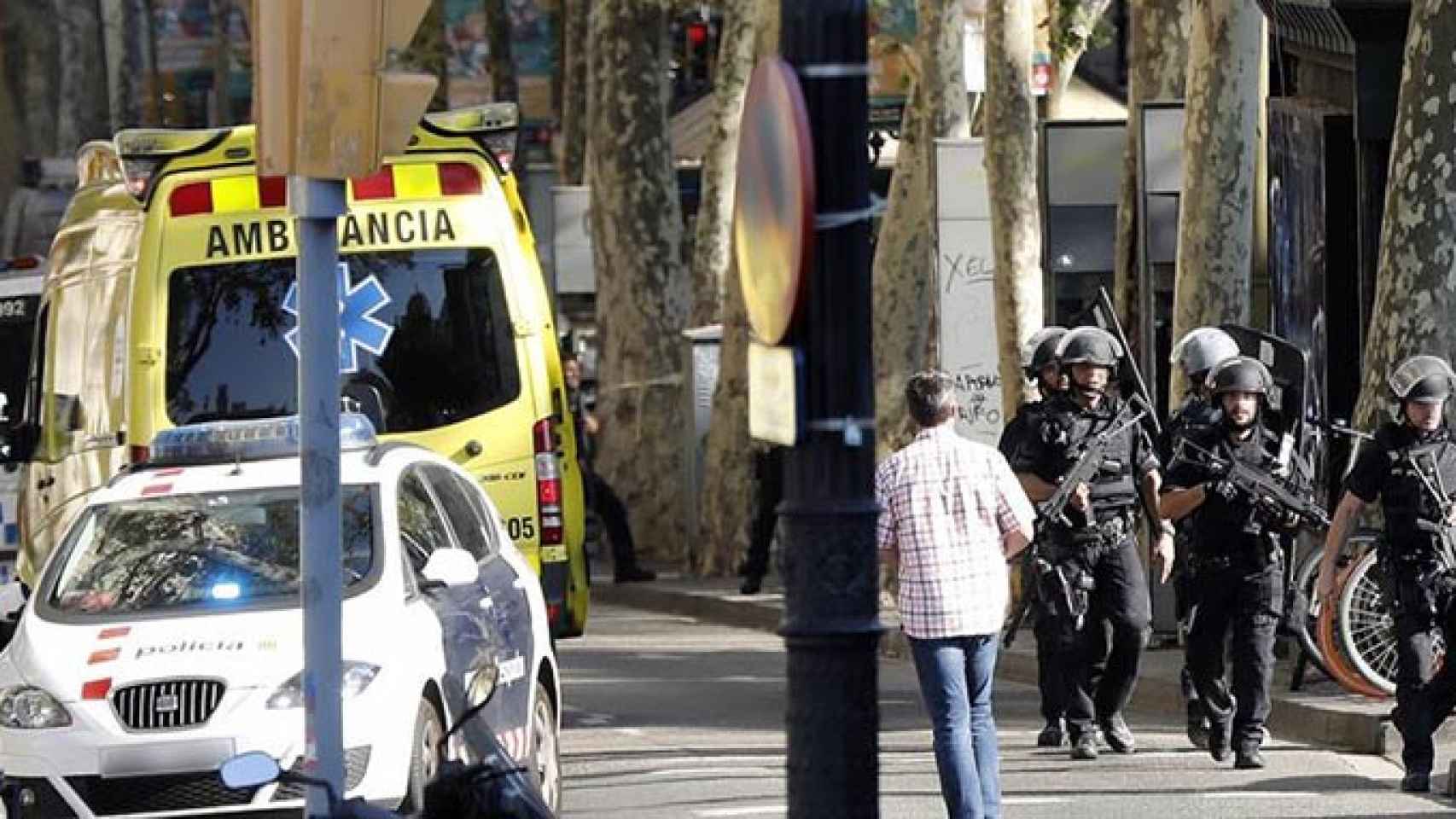 Despliegue policial y de emergencias en las Ramblas de Barcelona tras el atentado terrorista / EFE