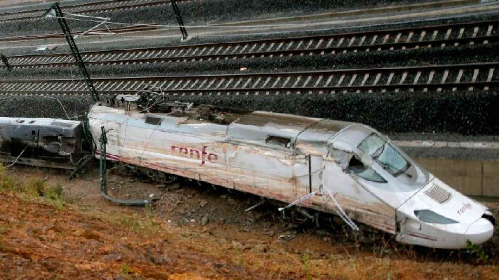 Imagen del tren Alvia accidentado el 24 de julio de 2013 / EFE