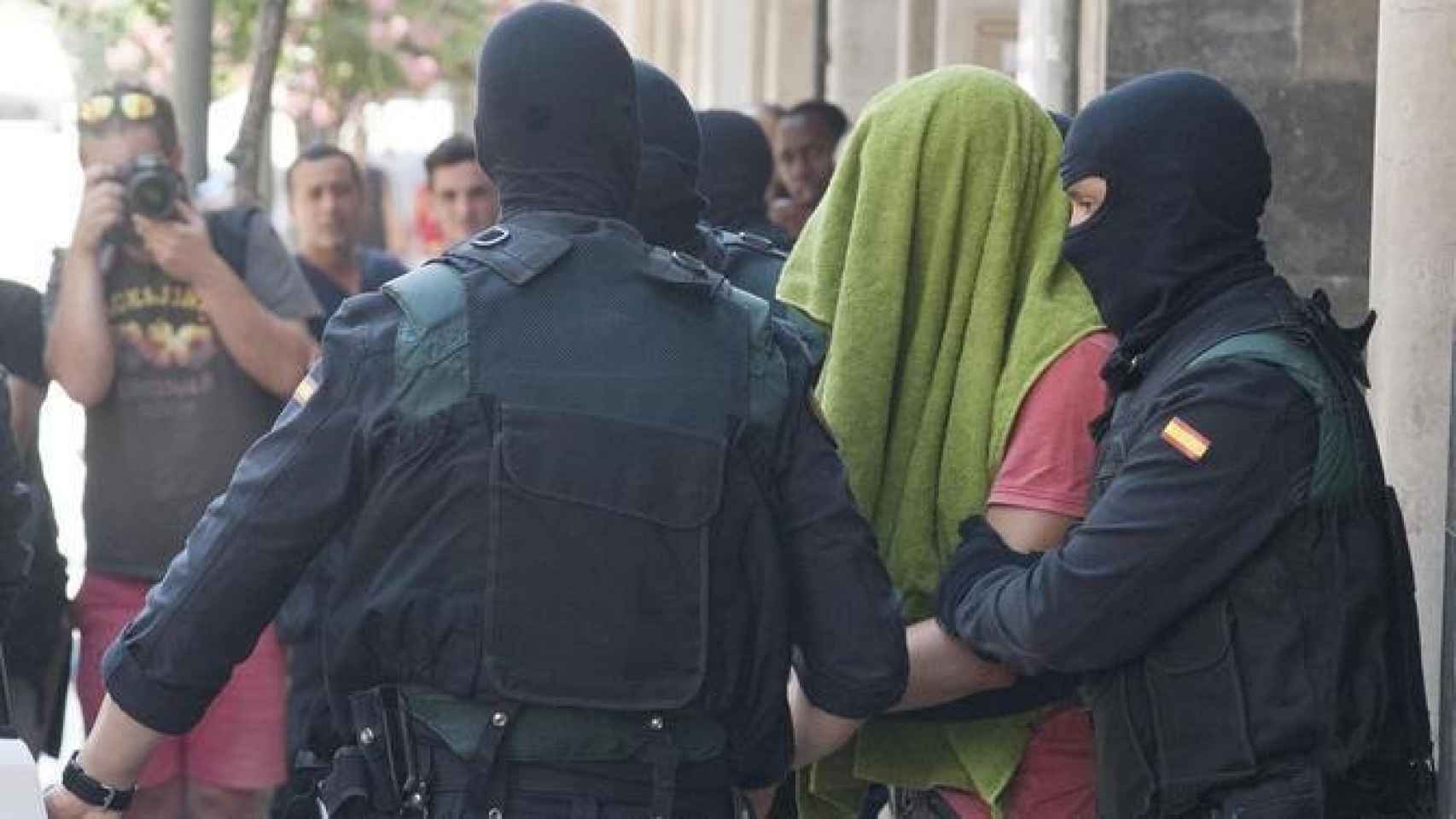 Momento de la detención de uno de los dos vecinos de Arbúcies (Girona) acusados de yihadismo en julio / EFE