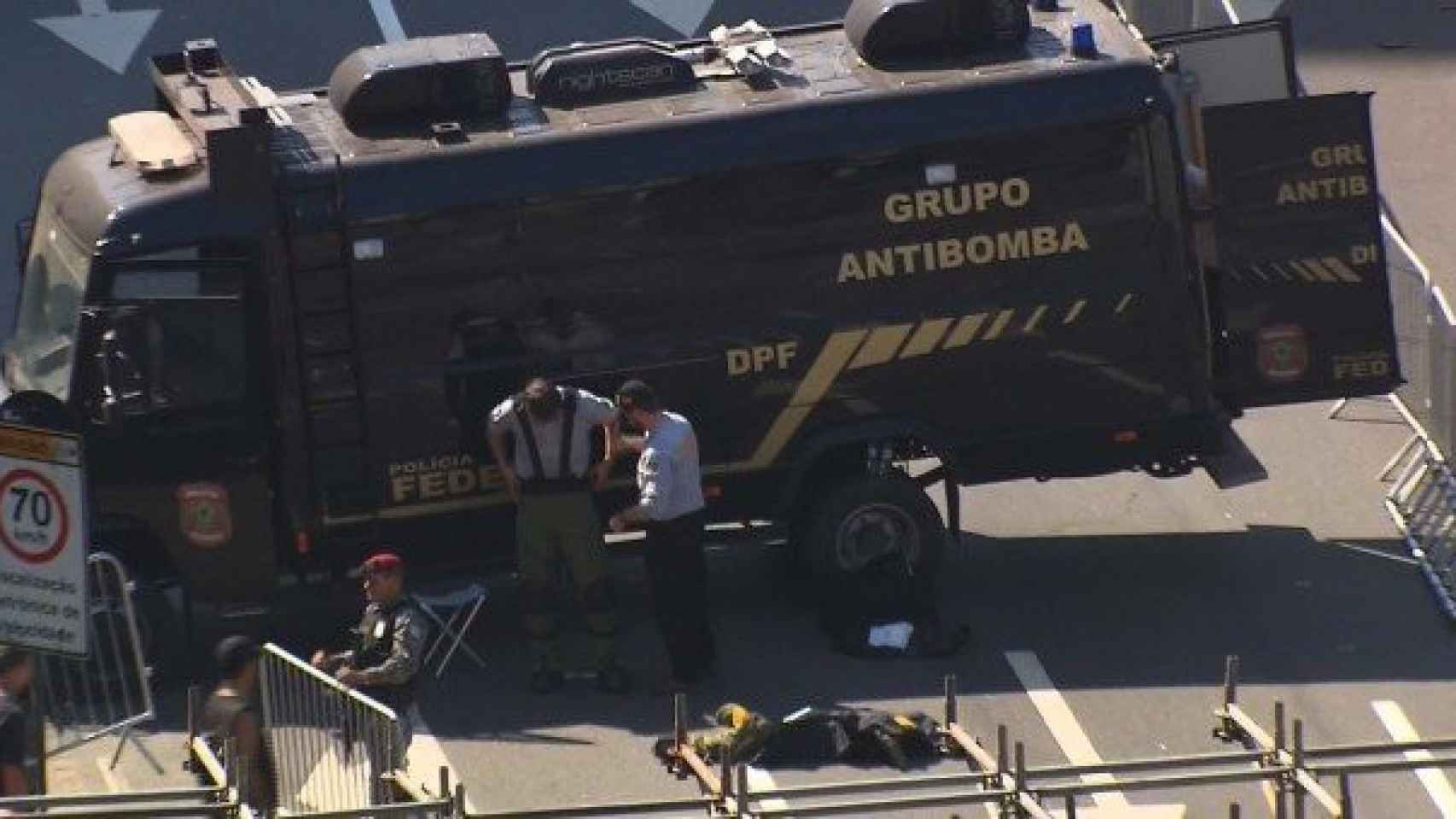 El grupo de artificieros de la Policía brasileña que ha detonado la mochila.