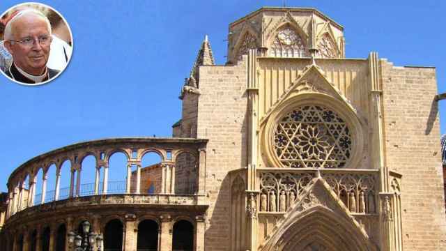 Antoni Cañizares, arzobispo de Valencia, junto a la catedral de la capital del Turia