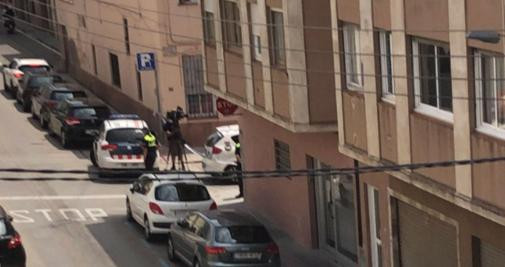 Dos patrullas de Mossos d'Esquadra durante un operativo en Mataró