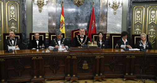  El rey Felipe, junto al presidente del Tribunal Supremo, Carlos Lesmes (3i), y la ministra de Justicia, Pilar LLlop (3d), entre otros, durante el acto de apertura del Año Judicial / EFE