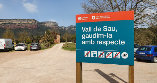 Cartel que regula los accesos al pantano de Sau, de la Diputación de Barcelona / DIBA