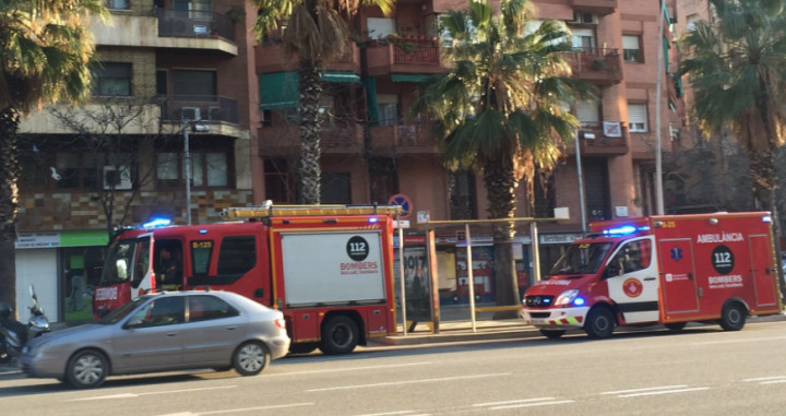 Dos camiones de bomberos bajo el edificio de la calle Marina donde se ha producido el rescate / CG