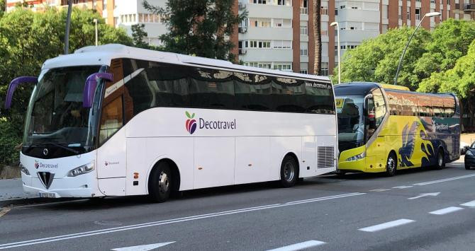 Autobuses privados aparcados en la avenida Virgen de Montserrat, cerca del Park Güell / CG