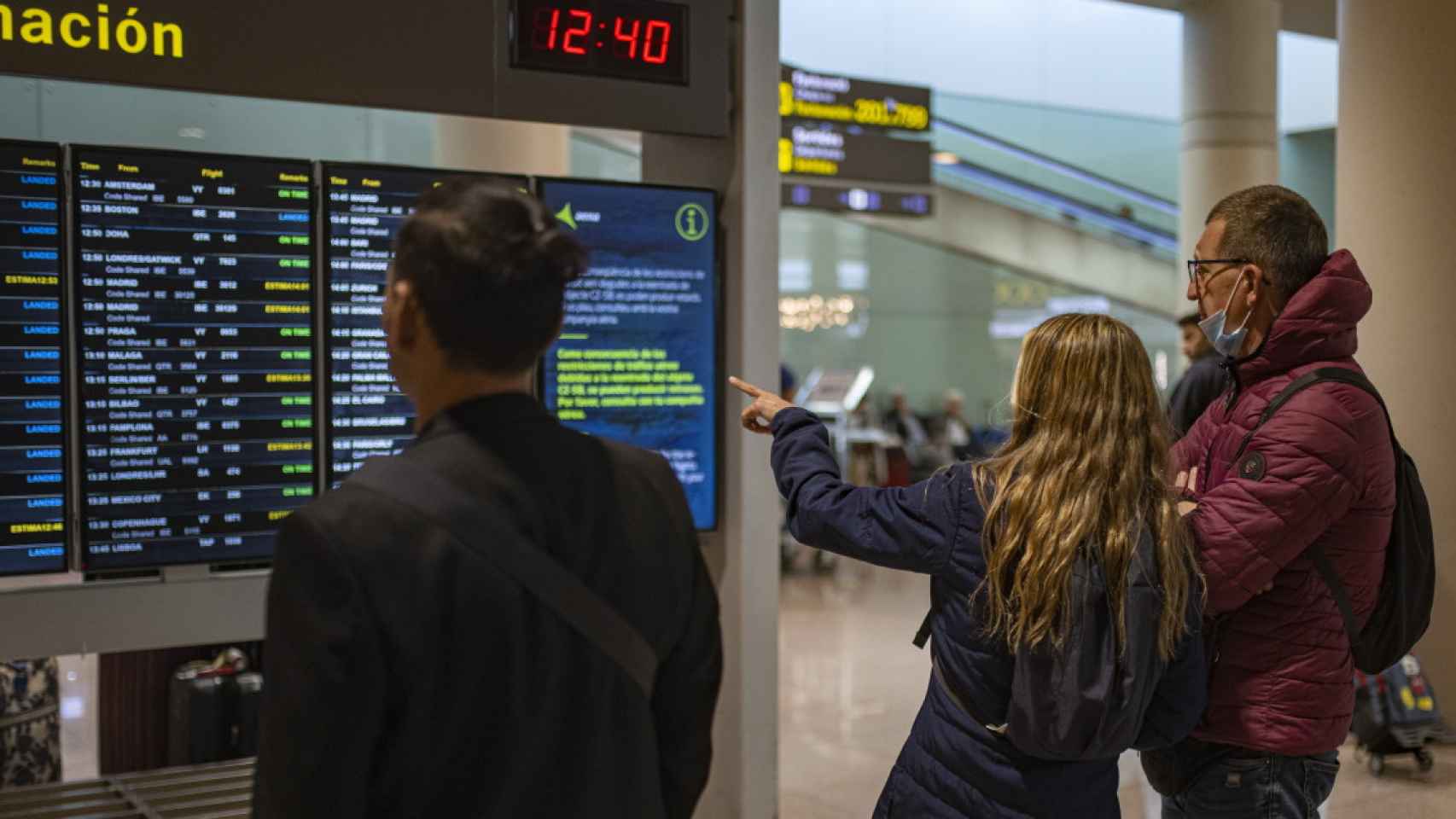 Varios pasajeros comprueban si sus vuelos se han visto afectados por la huelga / LORENA SOPENA - EUROPA PRESS