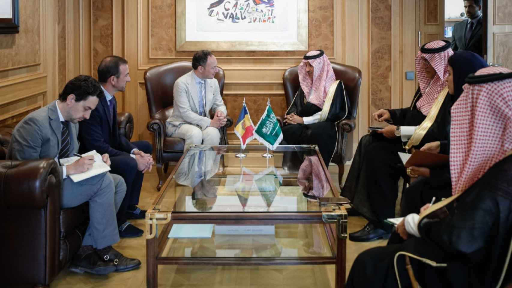 Imagen de la reunión del jefe de Gobierno de Andorra, Xavier Espot con el ministro de Turismo Saudí Ahmed AlKhateeb / GOVERN D'ANDORRA