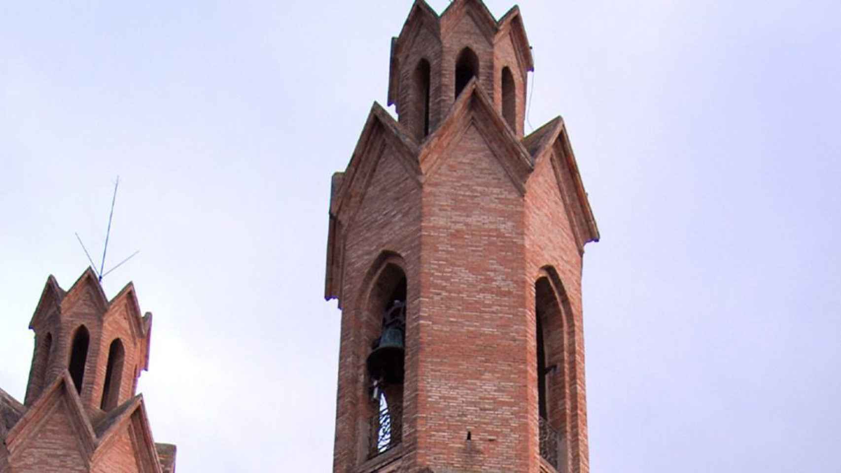 Campanario de la iglesia bicéfala de Sant Esteve Sesrovires / CG