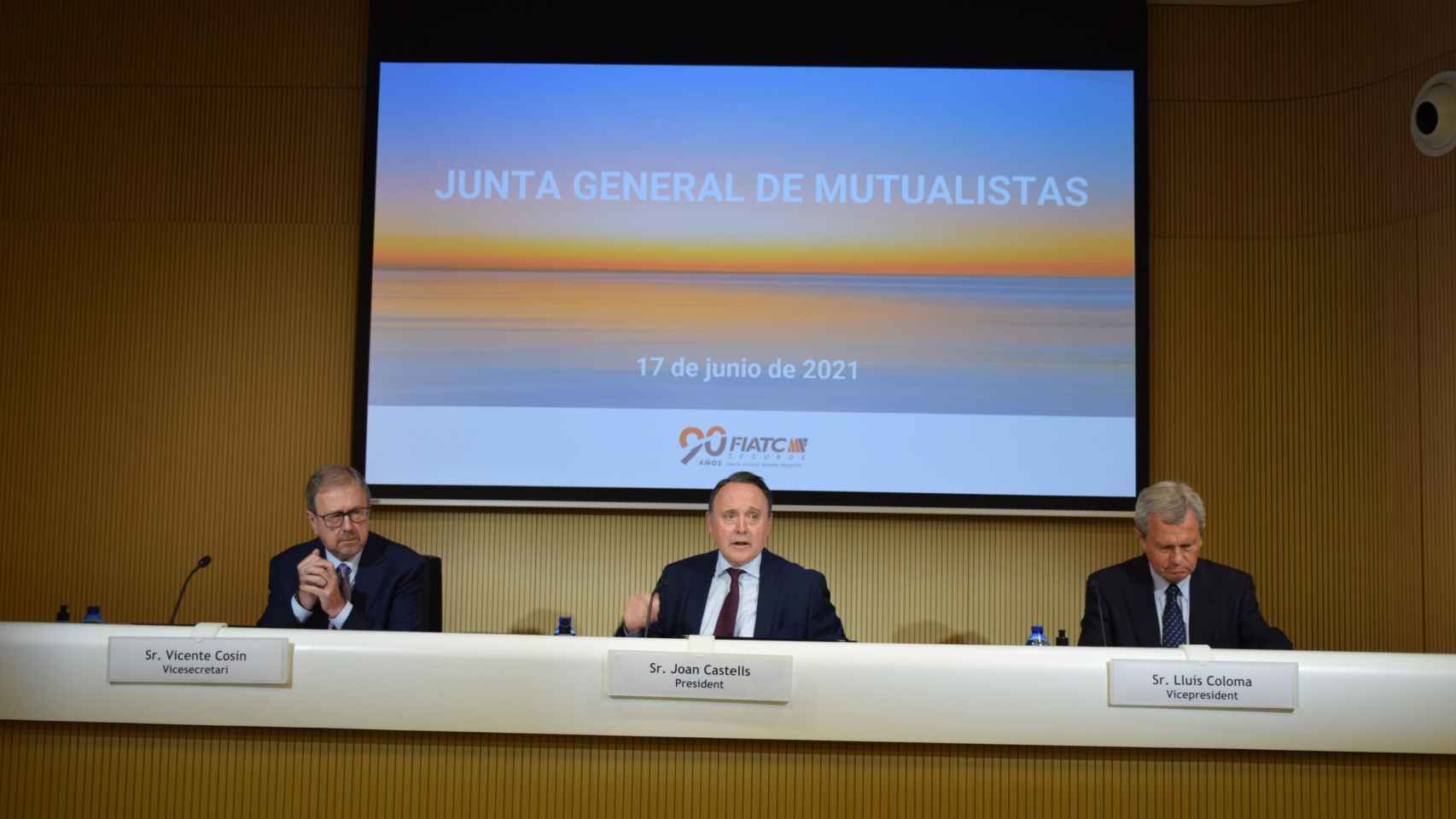 El presidente de Fiatc, Joan Castells (centro), durante la junta de mutualistas de la aseguradora / FIATC