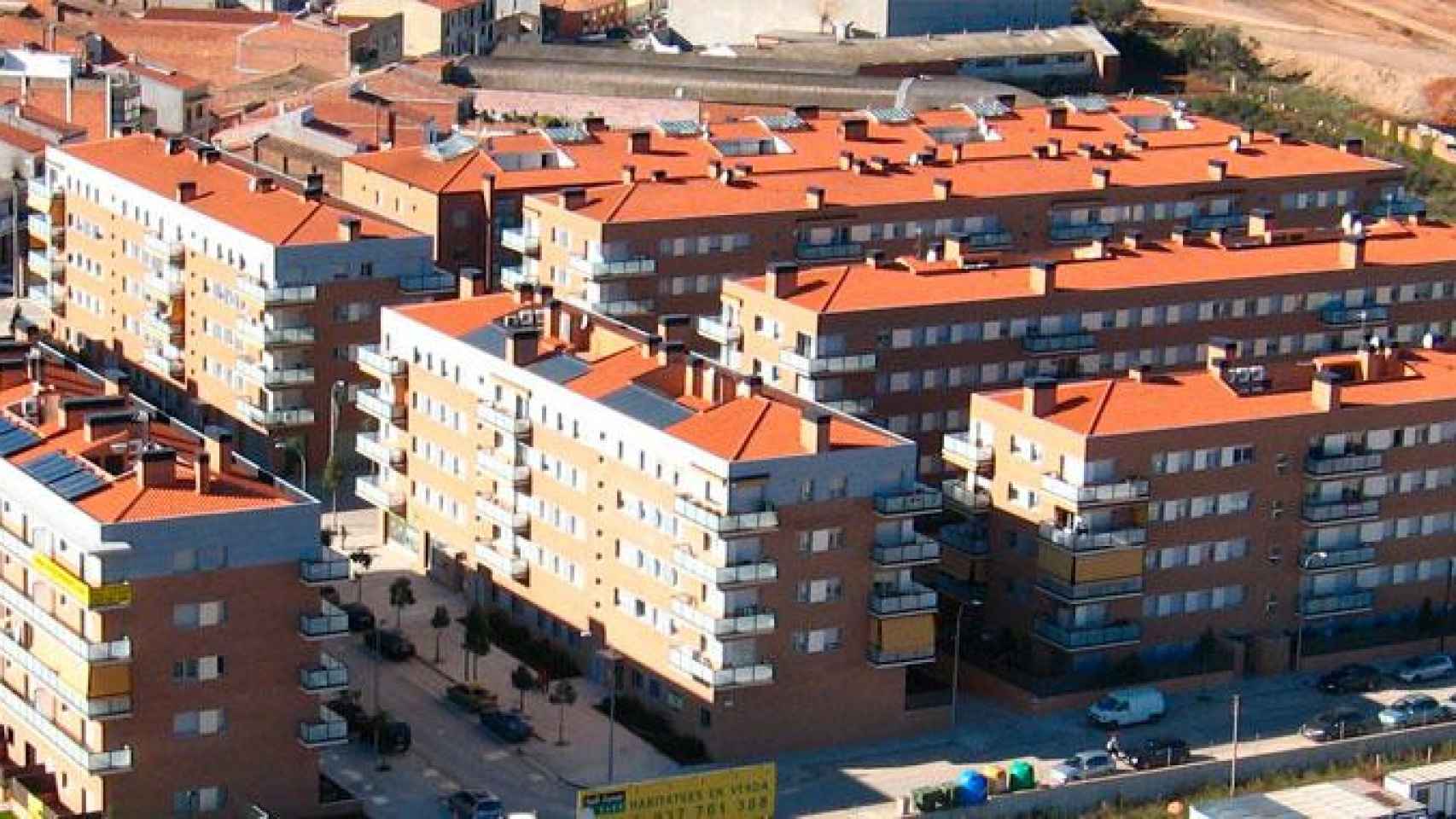Imagen de una promoción de viviendas en Abrera (Barcelona), provincia donde cuesta ocho años de salario comprar un piso para las familias / CG
