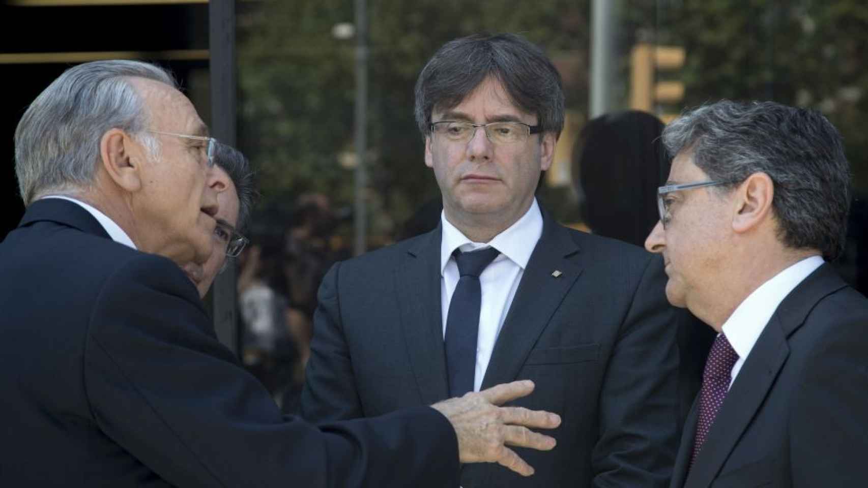 Isidro Fainé se dirige al delegado del Gobierno bajo la distante mirada del presidente de la Generalitat / EFE