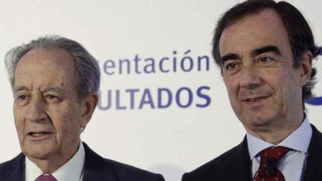 Juan Villar-Mir (d), presidente de OHL, junto a su padre y predecesor en el cargo, Juan Miguel Villar-Mir (i) en una imagen de archivo / EFE