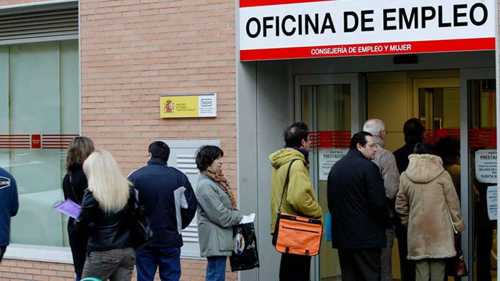 Ciudadanos hacen cola para entrar en una oficina de empleo / EFE