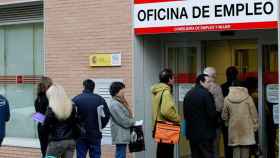 Ciudadanos hacen cola para entrar en una oficina de empleo / EFE
