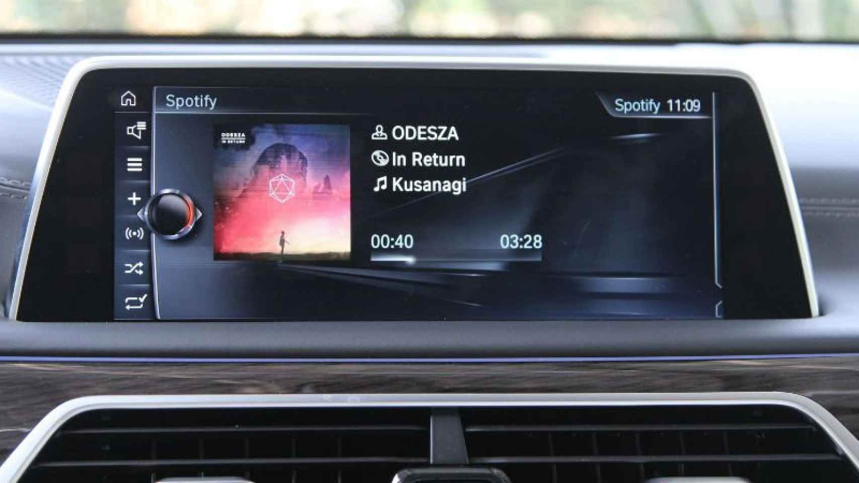 Una radio de coche en la que se puede escuchar música a través de Spotify.