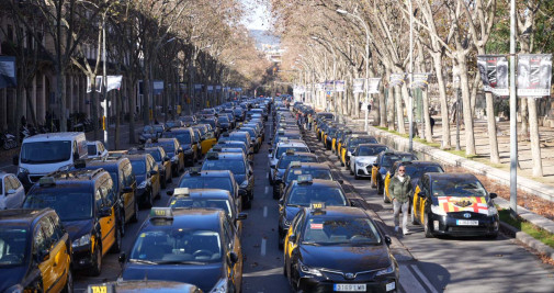 Cientos de taxis se manifiestan en Barcelona contra las plataformas digitales de transporte / Luis Miguel Añón (CG)