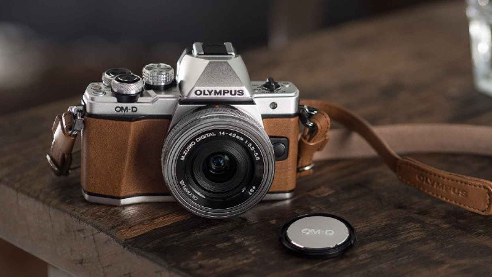 Edición limitada de una cámara Olympus OM-D, en una imagen promocional