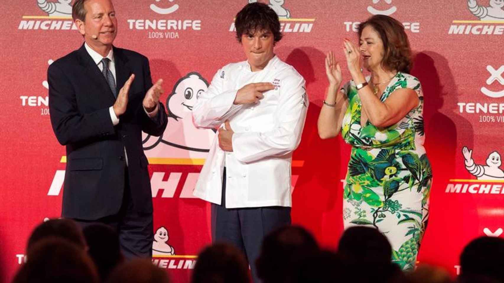 Jordi Cruz en el momento de recibir la tercera estrella de manos de Michael Ellis, director internacional de Michelin / EFE