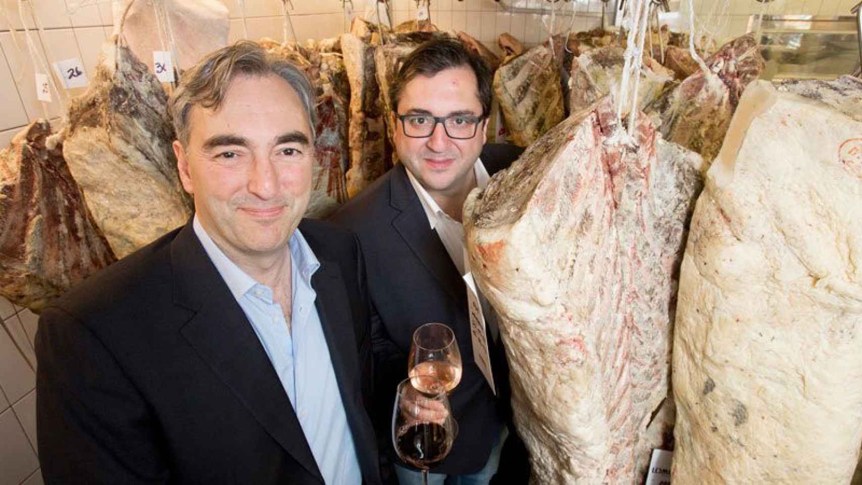 Manuel Muga (izquierda) y Juan Muga (derecha) en el almacén de carne del restaurante Lomo Alto en Barcelona.