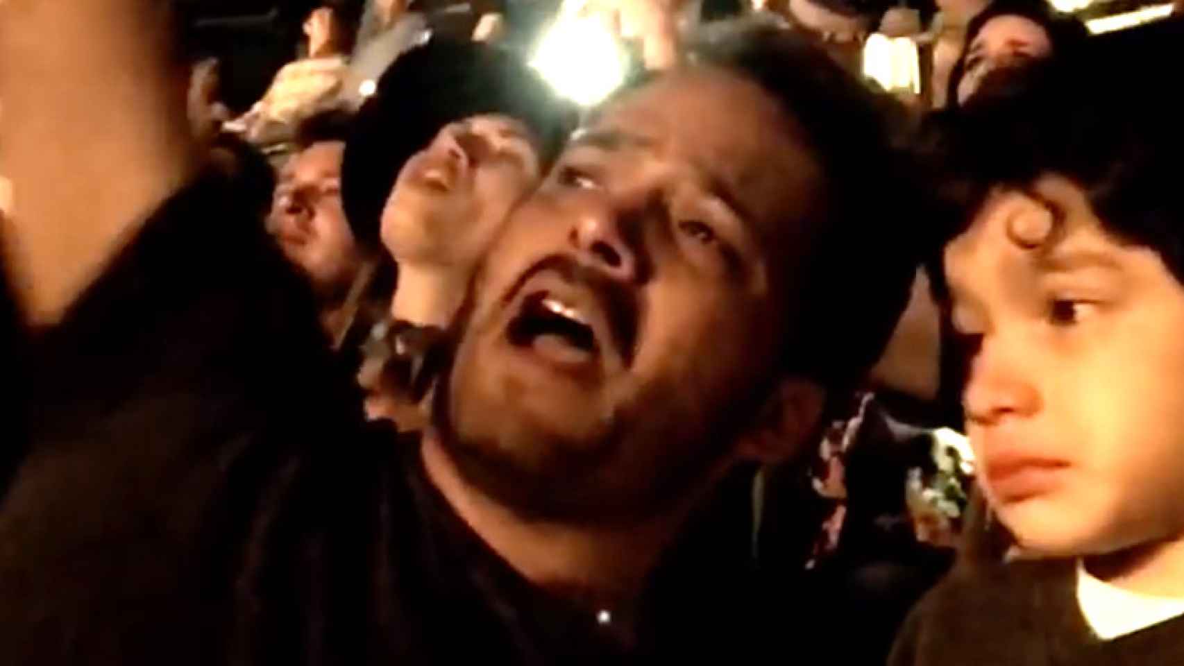 Captura del vídeo en el que aparece Luis Noel en el concierto de Coldplay de México junto a su padre.