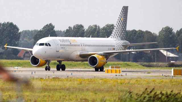 Un avión de Vueling preparado para volar durante el verano / EFE