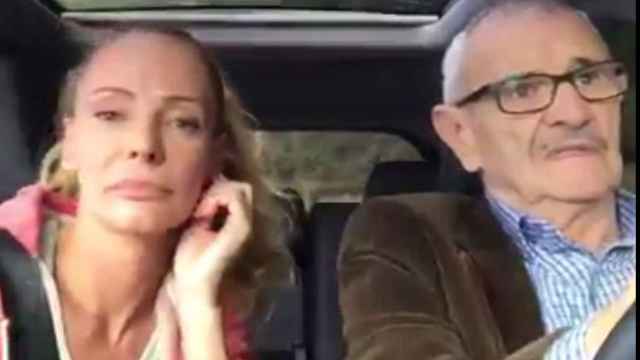 Paula Vázquez registra un vídeo en la que se la ve con su padre en coche