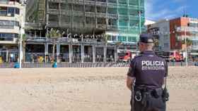 Un policía de Benidorm en la playa en una foto de archivo